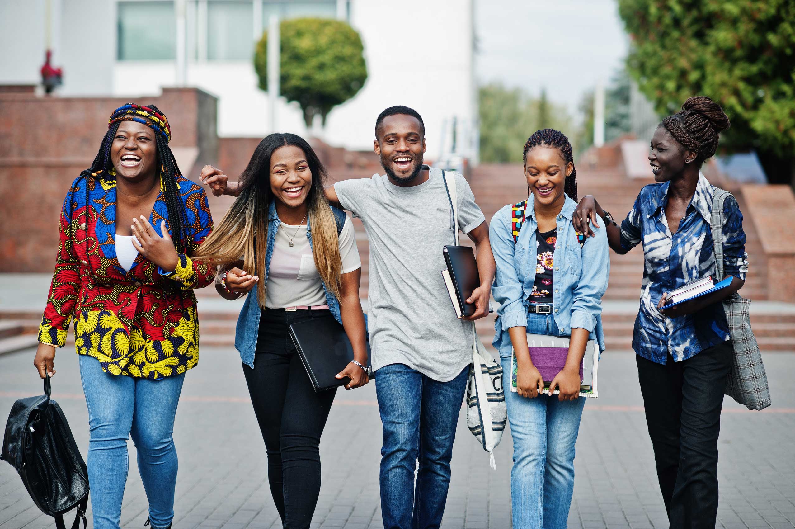 groupe-cinq-etudiants-africains-passant-du-temps-ensemble-campus-cour-universite-amis-afro-noirs-etudiant-theme-education112