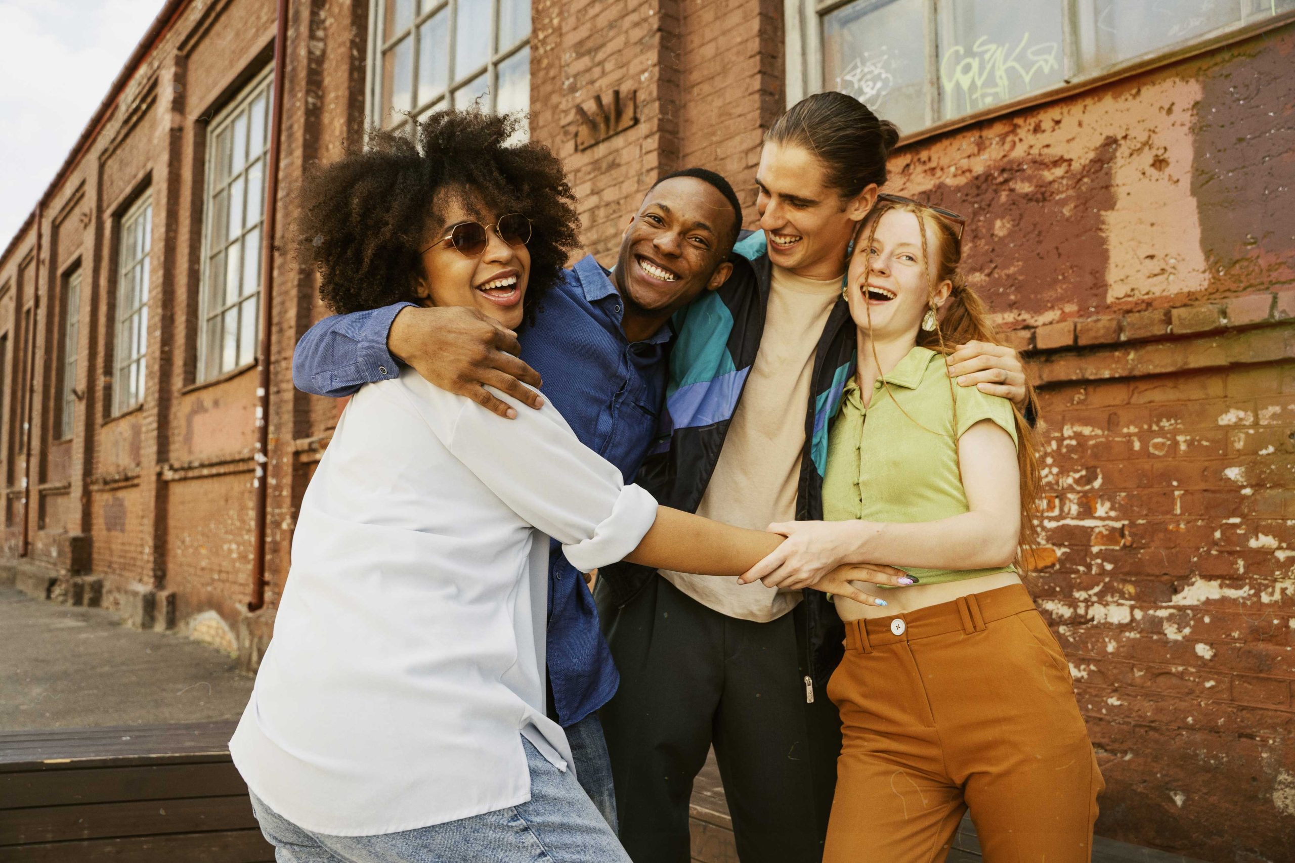 vue-face-gens-souriants-posant-ensemble12